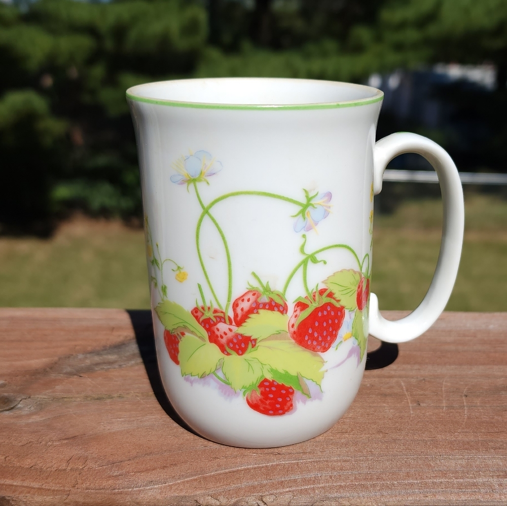 Strawberry Hill fine china made by Mann 1974 vintage 7 cups